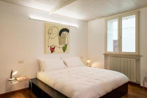 法诺Loft del Faro的卧室设有一张白色大床和一扇窗户。