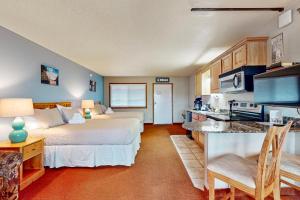 威斯康星戴尔Chula Vista Condo Villa 7213的酒店客房带两张床和厨房