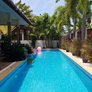 华欣Project 17的棕榈树庭院内的游泳池