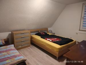 普莱滕贝格Kaya Ferienwohnungen的一间小卧室,配有一张床和一个梳妆台