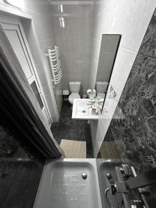 斯拉夫西克Зоряні Карпати的带浴缸、盥洗盆和卫生间的浴室