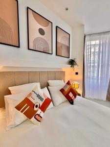 尼斯Apartment Malaussena - Reception 24&7 - Center Libération的卧室配有白色的床和枕头。