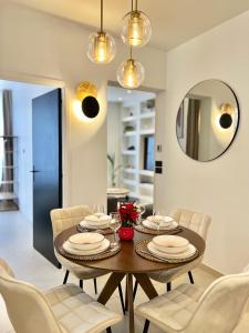 尼斯Apartment Malaussena - Reception 24&7 - Center Libération的一间带桌椅和镜子的用餐室