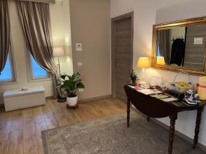 贝加莫里莱德曼多利旅馆的客厅配有书桌和镜子