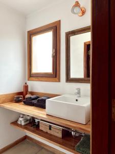 坦迪尔El Cerrito departamento的浴室设有白色水槽和两面镜子