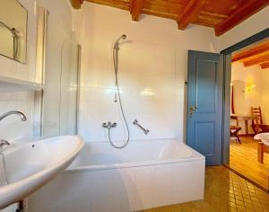 摩尔苏姆Haus-Wolfram-App-Wilhelmine的带浴缸和盥洗盆的浴室
