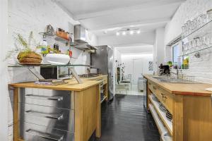伦敦Earls Court Spacious Apartment的一个带木制柜台和不锈钢用具的大厨房