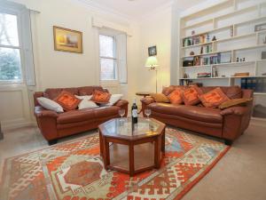 杜伦Leazes Cottage的客厅配有两张沙发和一张咖啡桌
