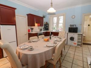 杜伦Leazes Cottage的厨房配有桌椅和桌布