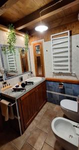 马卡尼奥Sole & Lago-Lake的带浴缸、卫生间和盥洗盆的浴室
