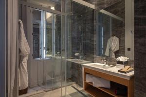 大加那利岛拉斯帕尔马斯Boutique Hotel Cordial Malteses的一间带玻璃淋浴和水槽的浴室