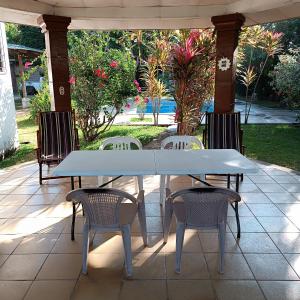 AhuachapánQuinta El Espino的庭院里的白色桌椅