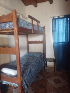 圣拉斐尔cabañas elita的一间卧室配有两张双层床。