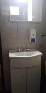 圣拉斐尔cabañas elita的浴室设有白色水槽和镜子
