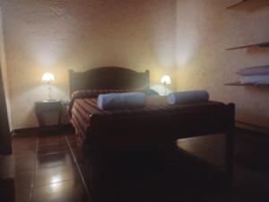 圣拉斐尔cabañas elita的一间卧室配有一张带两盏灯的床。