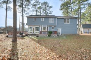 费耶特维尔Lovely Fayetteville Home Deck and Fireplace!的院子里有树的蓝色房子