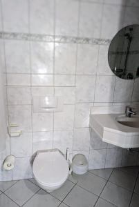 拉施塔特City Hotel - Einzelzimmer的白色的浴室设有卫生间和水槽。