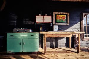 舍内克Blickinsfreie - Cabin的厨房配有绿色炉灶和木桌
