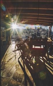 舍内克Blickinsfreie - Cabin的一张野餐桌,背着太阳