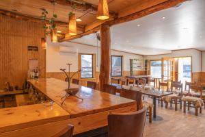 科伊艾科HOTEL NOMADES PATAGONIA的用餐室配有大型木桌和椅子