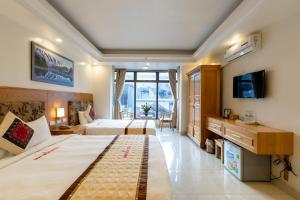萨帕萨帕雪酒店 的酒店客房设有两张床和电视。