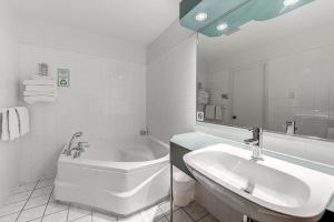 魁北克市拉舒尔特旅舍的白色的浴室设有浴缸和水槽。