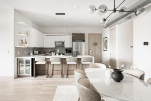 丹佛Luxurious Escape - Walk to Empower Field - Tesoro的白色的厨房配有桌椅
