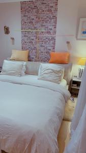 巴黎Cozy Paris Apartment的砖墙客房内的一张大床
