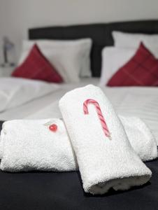 拉施塔特City Hotel - Doppelzimmer的床上一双毛巾