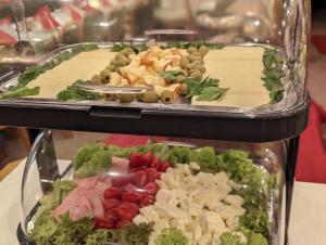 拉施塔特City Hotel - Doppelzimmer的展示各种蔬菜和肉类的展示盒
