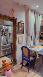 巴黎Cozy Paris Apartment的厨房配有镜子、桌子和冰箱