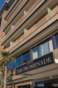 里乔内The Promenade Luxury Wellness Hotel的建筑物前的标志