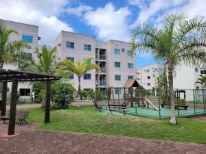 圣佩德罗-达阿尔德亚Apartamento em Condomínio Marinas Clube的一个带游乐场和秋千的公园
