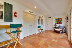 Los FresnosTranquil Rancho Viego Studio, 29 Mi to Beach的一间铺有瓷砖地板的客厅