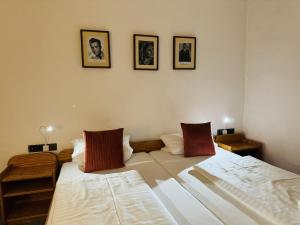 柏林奈斯特酒店的墙上有两张照片的房间的床铺