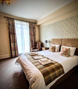 弗罗姆George Hotel & Granary的一间卧室设有一张大床和大窗户