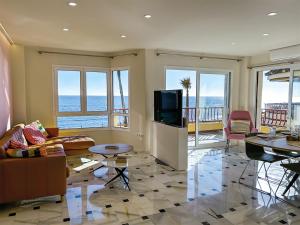 米哈斯科斯塔Beachfront apartment Mijas Costa - Marbella的海景客厅