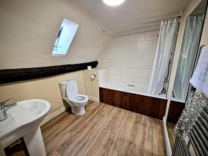 弗罗姆George Hotel & Granary的浴室配有卫生间、盥洗盆和浴缸。