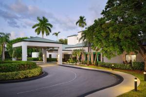 迈阿密迈阿密机场西/多拉尔万怡酒店的前面有路的建筑
