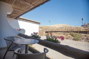 卡斯卡伊斯艾斯特勒姆查欧酒店的设有一个配有桌椅并享有美景的阳台。
