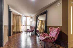 圣保罗Gran Villagio Hotel SP by Castelo Itaipava的客厅配有两把椅子和镜子