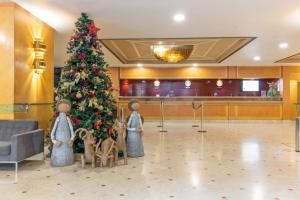 圣保罗Gran Villagio Hotel SP by Castelo Itaipava的酒店大堂的圣诞树