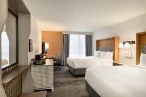 沃思堡Doubletree By Hilton Fort Worth South的酒店客房配有两张床和一张书桌