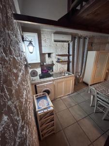 奥斯图尼La Casodda的一间带水槽和炉灶的小厨房