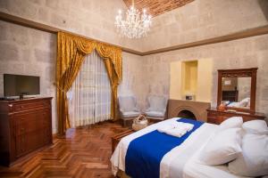 阿雷基帕卡索那索拉尔酒店的一间卧室配有一张大床和一个吊灯。