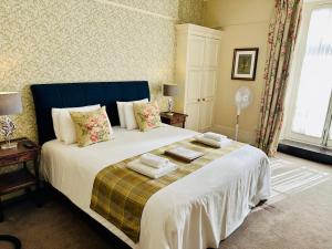 弗罗姆George Hotel & Granary的一间卧室配有一张大床和毛巾