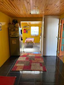 奇廉Casa Mía Blue 2的厨房设有黄色的墙壁和地板上的地毯