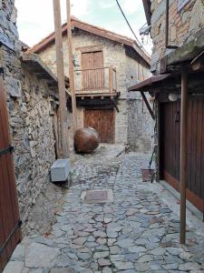 阿斯卡斯PITHARIA的石头小巷,有木门