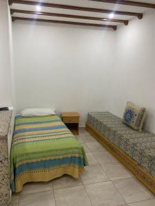 舍夫沙万Casa Abdou的一间卧室,配有两张床