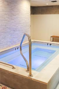 杰克逊沃特酒店的浴室内设有带水龙头的热水浴池